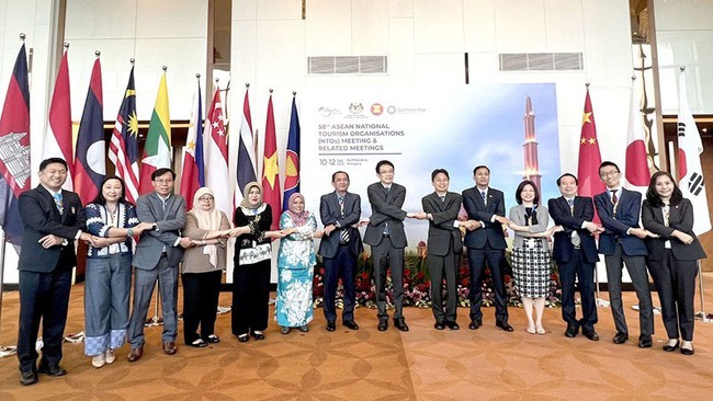 Delegates pose for a group photo at the meeting. (Photo: VNAT)