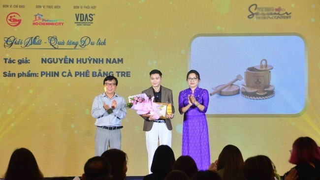 Nguyen Huynh Nam (centre) wins the first-place prize in the B Category with his product “Bamboo coffee maker”