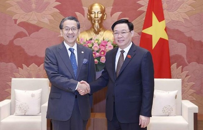 National Assembly Chairman Vuong Dinh Hue (R) welcomes Special Advisor to the Cabinet of Japan and Chairman of the Board of Directors of the Japan Bank for International Cooperation (JBIC) Maeda Tadashi in Hanoi on July 27. (Photo: VNA)