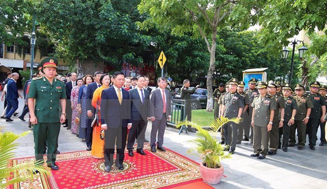 Delegates at the incense offering ceremony at the Vietnam- Cambodia Friendship Monument, Phnom Penh, July 27. (Photo: VNA)