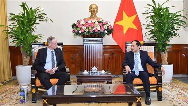 Vietnamese Minister of Foreign Affairs Bui Thanh Son (R) and Israeli Ambassador to Vietnam Yaron Mayer. (Photo: VNA)