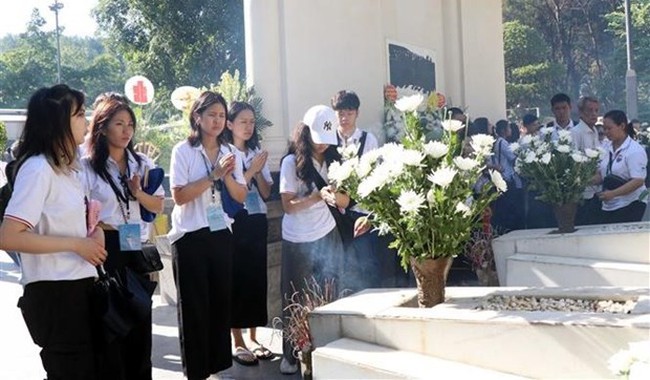 Young OVs pay tribute to heroic martyrs at Dong Loc T-junction (Photo: VNA)