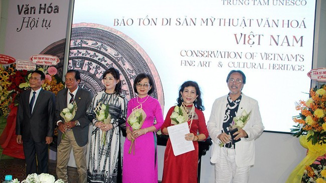 Pham Hoang Thinh (far left), Head of the Representative Office of the Vietnam Union of UNESCO Associations in Ho Chi Minh City handed over the decision and congratulated the Centre's Board of Directors.
