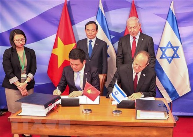 Vietnamese Minister of Industry and Trade Nguyen Hong Dien (left) and Israeli Minister of Economy and Industry Nir Barkat on July 25 signed the Vietnam - Israel Free Trade Agreement (VIFTA) in Tel Aviv. (Photo: VNA)