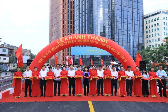 Delegates cut the ribbon to inaugurate the flyover. (Photo: NDO)