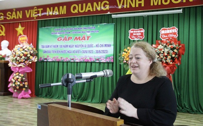Maria Mizonova, Consul General of Russia in Da Nang City, speaks at the meeting.