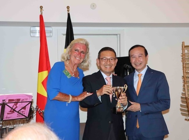 Vietnamese Ambassador to Belgium Nguyen Van Thao and Chris Geykens present Cup to golfer (Photo: VNA)