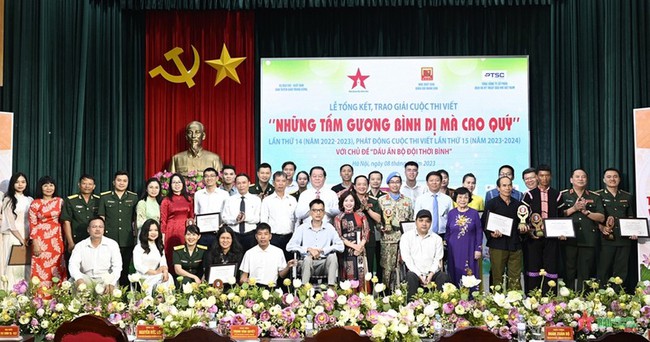 Winners of the writing contest honoured at the ceremony (Photo: qdnd.vn)