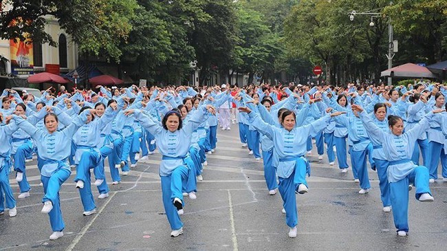 More than 2,000 elderly people in Hanoi perform physical exercise. (Photo: NDO)