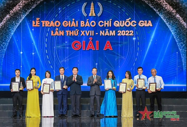 Winners of A prizes honoured at the ceremony. (Photo: qdnd.vn)