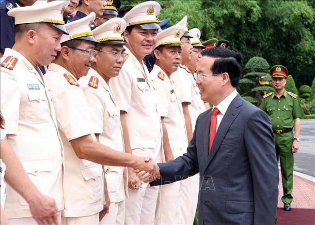 President Vo Van Thuong and role models in drug fight (Photo: VNA)