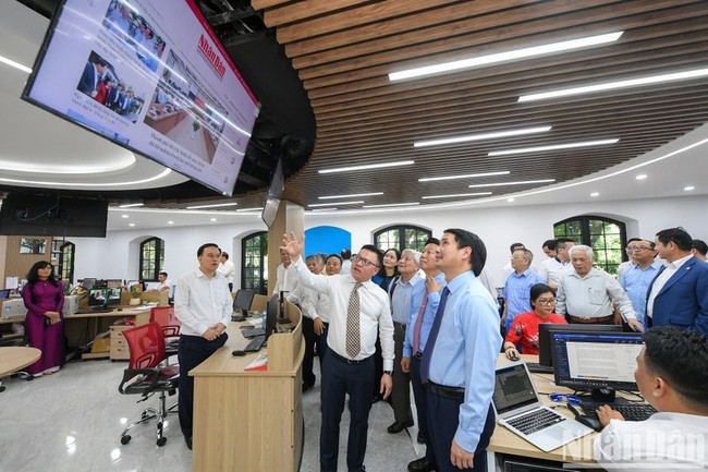 Delegates visit the converged newsroom of Nhan Dan. (Photo: NDO)