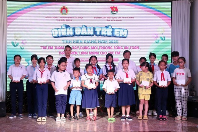 Vice Chairman of Kien Giang Provincial People's Committee Nguyen Luu Trung handed over scholarships to disadvantaged students with excellent academic achievements. (Photo: VNA)