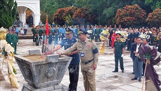 At the ceremony to repatriate Vietnamese volunteer soldiers’ remains from Laos, Cambodia (Photo: VNA)