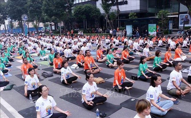 The event attracts around 1,100 yoga participants from different parts of the city. (Photo: VNA)