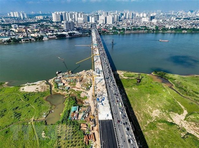 The main segments of the second-phase construction of Vinh Tuy bridge spanning Hong (Red) River (Vinh Tuy Bridge 2) in Hanoi are connected on May 30. (Photo: VNA)