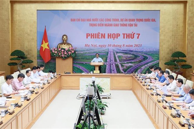 Prime Minister Pham Minh Chinh chairs the 7th meeting of the State steering committee for national key transport projects on August 10. (Photo: VNA)