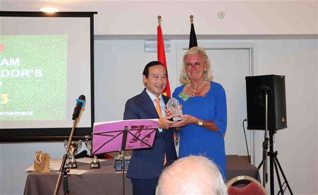 Chris Geyskens receives an insignia from Vietnamese Ambassador to Belgium Nguyen Van Thao on the occasion of the 10th anniversary of the annual Vietnamese Ambassador’s Golf Cup. (Photo: VNA)