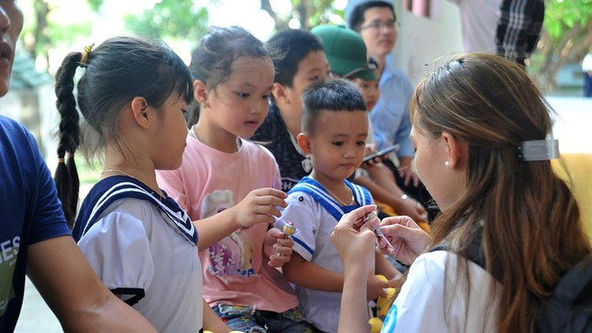 The delegates meet and exchange with children in Truong Sa Island district, Khanh Hoa Province.