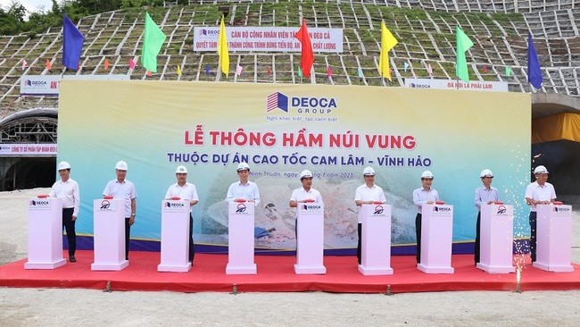 The ceremony to mark the breakthrough of Nui Vung Tunnel on the Cam Lam-Vinh Hao Expressway.