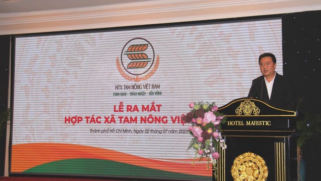 Nguyen The Manh, Chairman of the Board of Directors speaks at the launching ceremony of the Tam Nong Vietnam Cooperative.