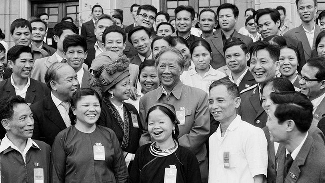 Party General Secretary Le Duan and delegates to the 5th National Party Congress, which was held in Hanoi in March 1982 (Photo: VNA)