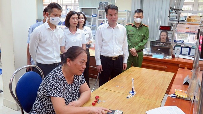 General Director of Vietnam Social Security Nguyen The Manh inspects medical examination and treatment establishments applying identification cards and fingerprint biometrics.