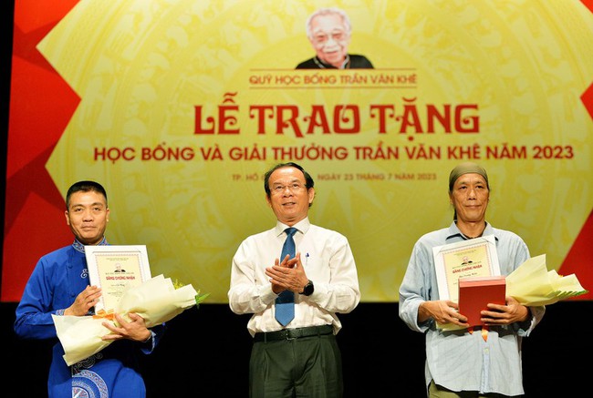 Politburo member and Secretary of Ho Chi Minh City Party Committee Nguyen Van Nen presents Tran Van Khe Award to Meritorious Artist, Dr. Co Huy Hung and musician Bui Trong Hien (R) (Photo: NGUYEN A)