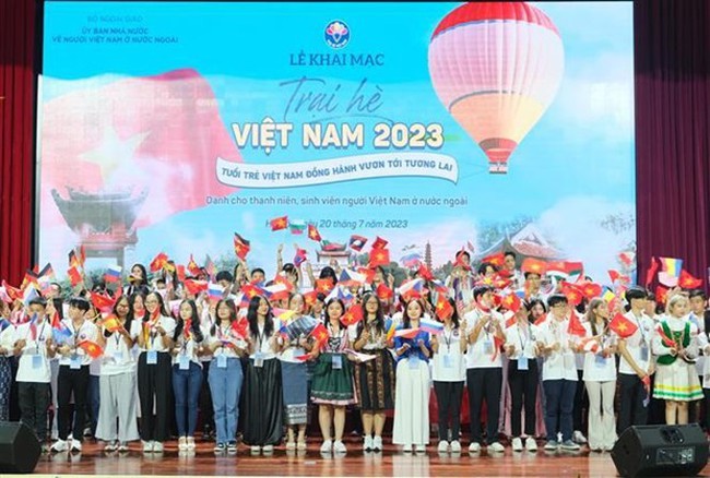 Young overseas Vietnamese at the opening ceremony of the summer camp. (Photo: VNA)