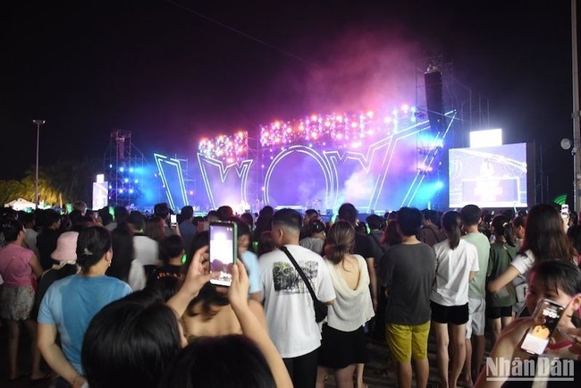 Thousands of people packed the 2023 Summer Music Festival, on the night of July 28. (Photo: ANH DAO)