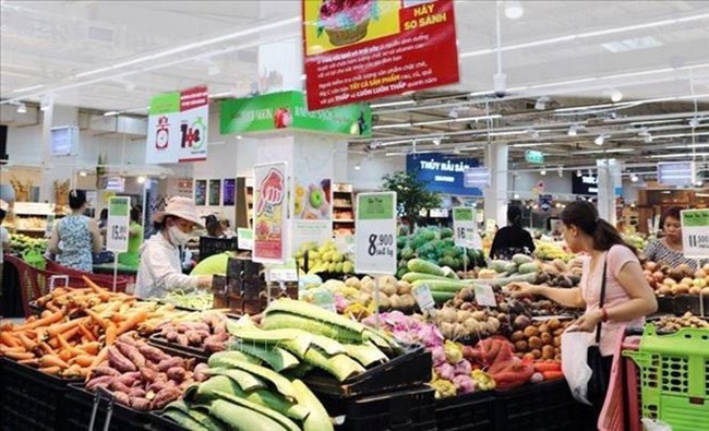 The national consumer price index (CPI) in July grew by 0.45% month-on-month due to higher prices of food, foodstuff and electricity. (Photo: VNA)