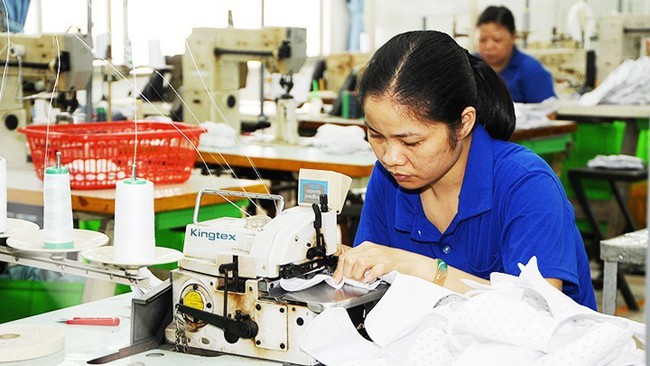 Many enterprises have to downsize production due to lack of orders. (Photo: SONG ANH)