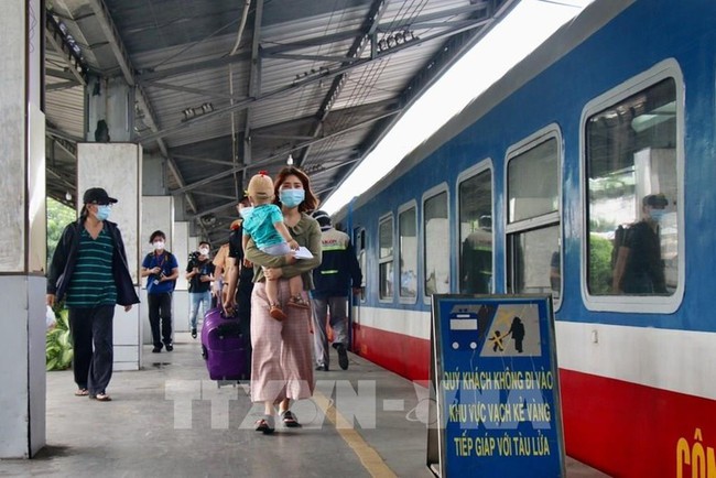 Two passenger trains from the capital city of Hanoi to the northern port city of Hai Phong will be organised at the Hanoi station on all days in the week starting July 13. (Photo: VNA)