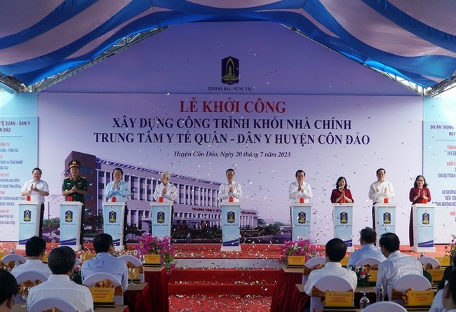 State President Vo Van Thuong attends the groundbreaking ceremony of the military-civil medical centre in Con Dao.