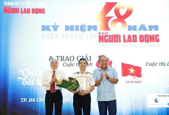 Hoang Long from Ba Ria – Vung Tau province wins first prize of the writing contest (Photo: plo.vn)