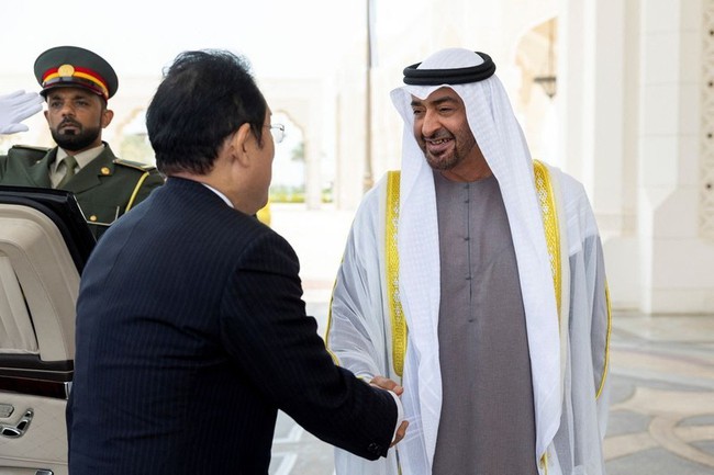 President of the United Arab Emirates Sheikh Mohamed bin Zayed Al Nahyan receives Prime Minister of Japan Kishida Fumio on July 17, 2023. (Photo: Reuters)