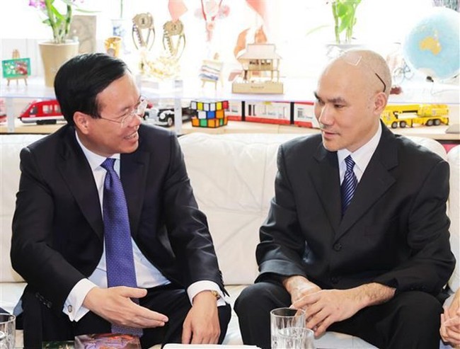 President Vo Van Thuong talks to Dr Nguyen Duy Ha (Photo: VNA)