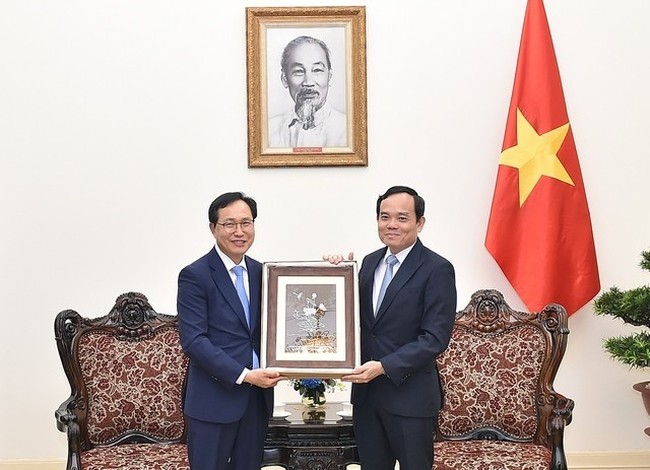 Deputy PM Tran Luu Quang (R) and Samsung Vietnam CEO Choi Joo Ho. (Photo: VGP)