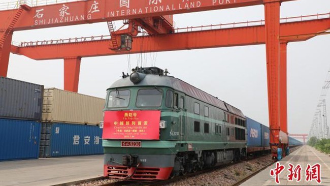 The train departs from Shijiazhuang International Land Port. (Photo: chinanews.com/)
