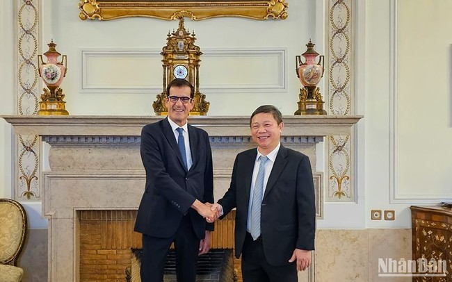 Porto Mayor Rui Moreira (L) welcomes Vice Chairman of the Ho Chi Minh City People’s Committee Duong Anh Duc (Photo: NDO)