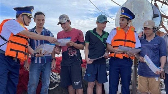 Competent agencies in Ba Ria Vung Tau province popularise fisheries regulations to fishermen