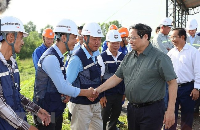 PM Pham Minh Chinh interacts with engineers and workers at the construction site.