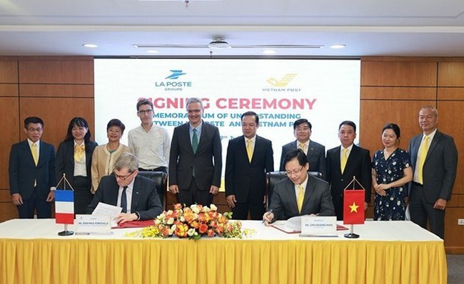 At the signing ceremony (Photo: ictvietnam.vn)