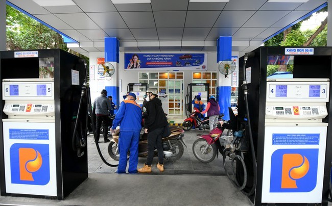 Petrol prices see mixed changes, oil prices up (Photo: NDO)