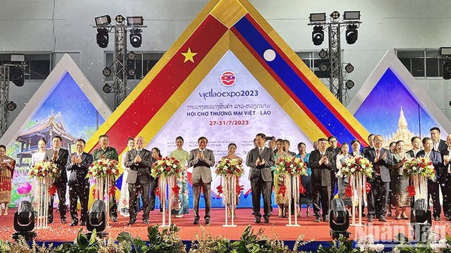 Annual Vietnam - Laos trade fair opens (Photo: NDO)