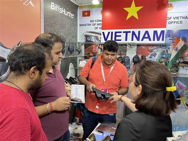 Visitors explore Vietnamese footwear products at the IIFF (Photo: VNA)