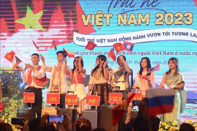 Participants of the Vietnam Summer Camp 2023 present an art performance (Photo: VNA)
