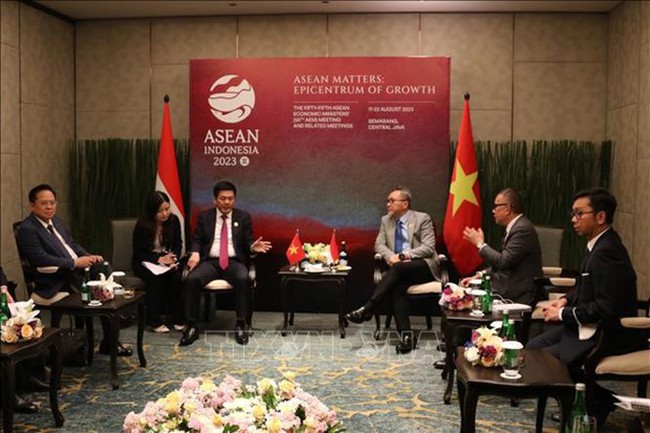 Minister of Industry and Trade Nguyen Hong Dien (Thirdm left) has a working session on August 19 with Indonesian Minister of Trade Zulkifli Hasan (Photo: VNA)