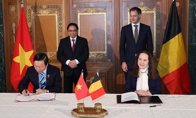 Prime Minister Pham Minh Chinh (L) and his Belgian counterpart Alexander De Croo witness the signing of cooperation deals between the two countries after their talks in Brussels. (Photo: VNA)