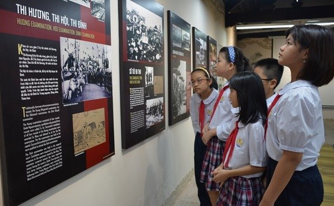 Children explore academic examinations in the history at Van Mieu-Quoc Tu Giam relic site (Photo: qdnd.vn)